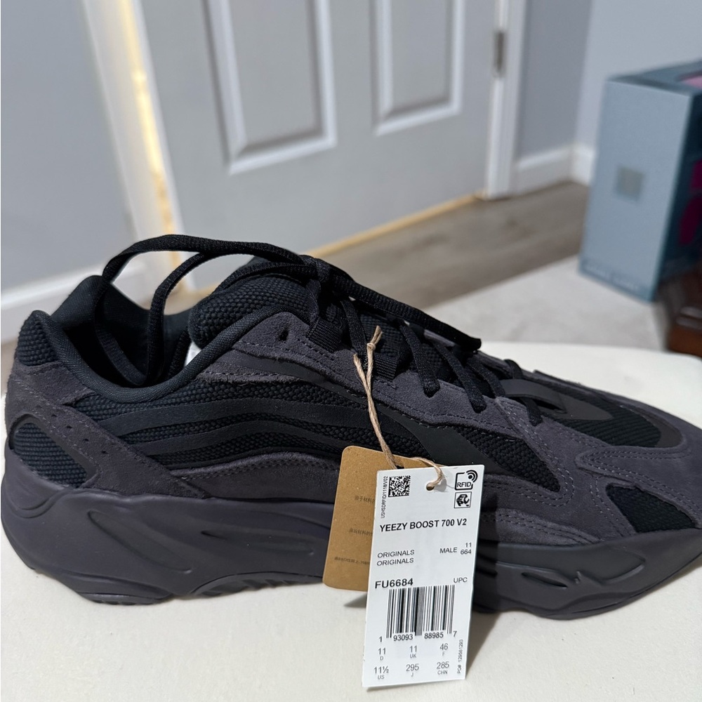 Yeezy Boost 700 Men’s Size 11